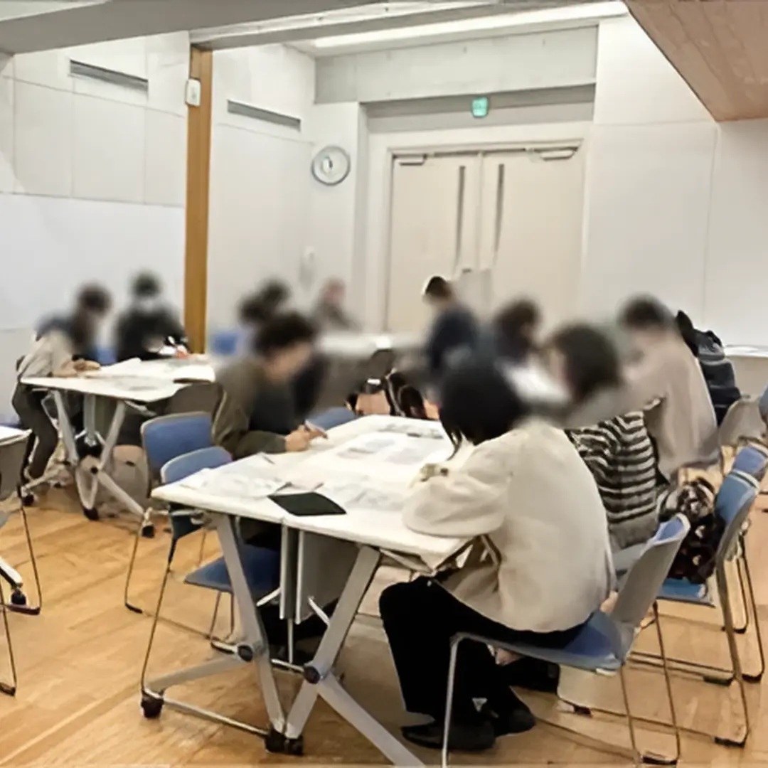 講座で参加者がテーブルを囲み、話し合う様子